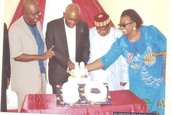 BARR ROB(SAN), CUTTING THE BIRTHDAY CAKE WITH HIS ROYAL HIGHNESS, JUSTICE ONYIA, ROB'S YOUNGER BROTHER AND HIS WIFE
